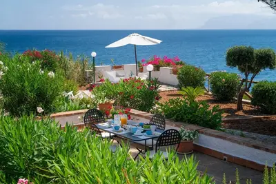 Image de Villa with stunning views and private access to the sea