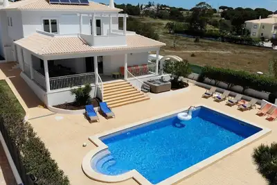 Image de Villa Arquete, 6 seat Jacuzzi, 5 min walk to shops