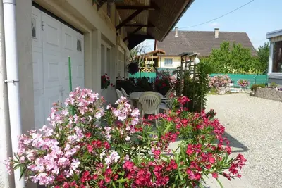 Image de Gîte convivial avec terrasse abritée, 3 chambres, cuisine équipée, espace détente, proche autoroutes et pistes cyclables.