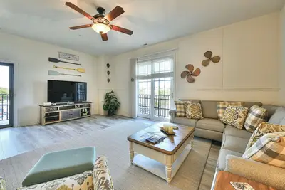 Image de Beautifully Updated Condo East of Route 1 in Villages of Five Points