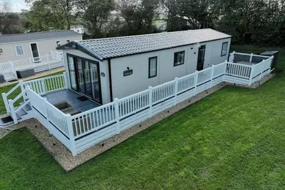 Image de Hot Tub Lodge Cornwall - Meadow Lakes Holiday Park
