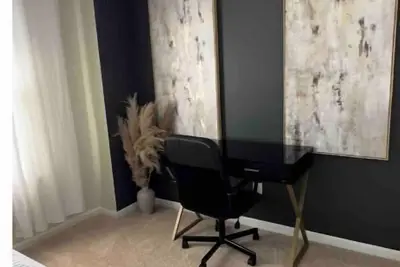 Image de Near airport&major highways. Comfort& convenience.