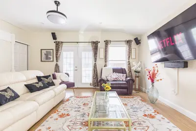Beautiful House|9 Beds|King Bed|3 Baths|Free Parking|Dc|Family & Pet Friendly