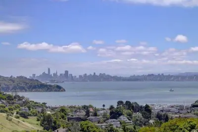 Image de Tiburon apartment with San Francisco Skyline view\n