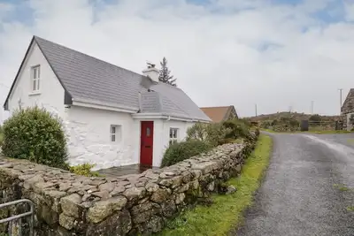 Image de Tigh MHICĂŹL, family friendly, with open fire in Rosmuc, County Galway