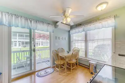 Image de 2 Mi to Drakes Island Beach: Condo w/ Porch!