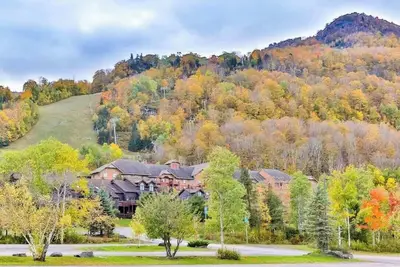 Image de Slope-Side Serenity: Condo Steps Away From Slopes