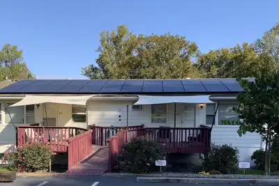 Image de Lovely 2 bedroom unit with free parking in front