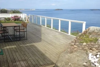 Image de Vacation home right by the sea on the west coast