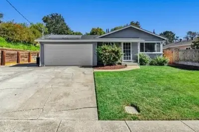 Image de Modern Spacious Home with Yard