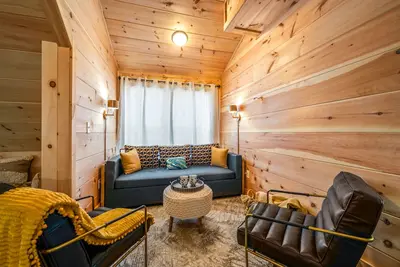 Image de Cozy cabin minutes from restaurants & entertainment and surrounded by nature.