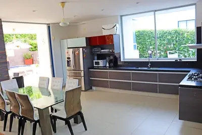 Image de Moderna y Hermosa Casaquinta, en Lujoso Condominio