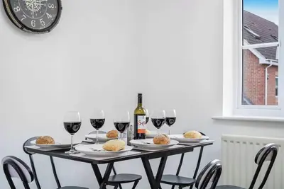 Image de Shops 4min walk | Family | 2 En-suite | Parking x1