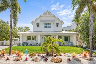 Image de Located in Captiva Village! Beautifully Designed Pool Home
