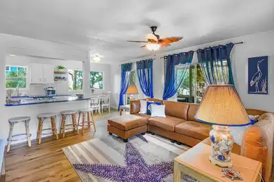 Image de Shellease Cottage-\n4 minute walk to the beach! \nGolf Cart available!