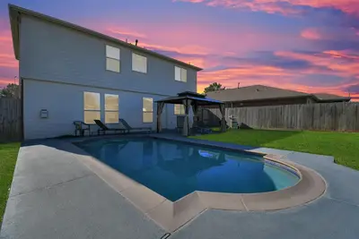 Image de Amazing 4-Br Oasis With Pool & Backyard Bliss