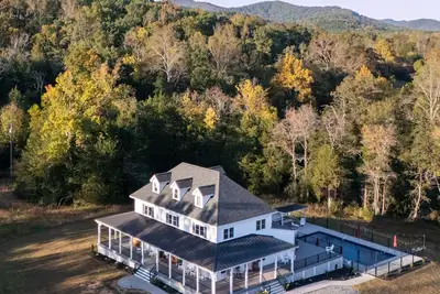 Image de New! Farmhouse Epic Covered Porch FirePit