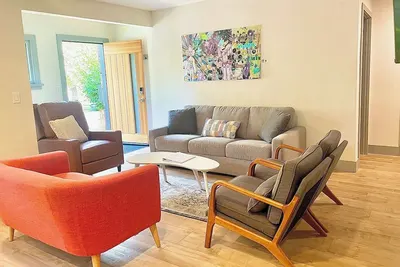 Image de Downtown cottage with hot tub and fenced yard