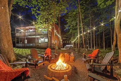 Image de Cozy Cabin in the woods, 3 Br/2Ba, 6 min. from Lake, w/hot tub & fire pit!