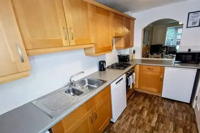 Image de 3 Bedroom-Maison-Confort-Salle de bain privée séparée-Vue sur Jardin
