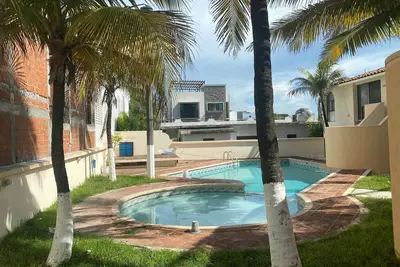 Image de Dept 2bdr w/ swm Pool 2 Blocks From the Beach