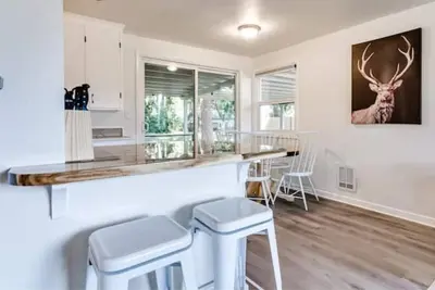 Image de Fir-Grove Retreat-Stylish Home in Tranquil Setting