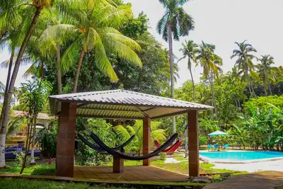 Image de Spacious “ Home, Sweet Home” 3 mins. from the beach. Close to restaurants, stores