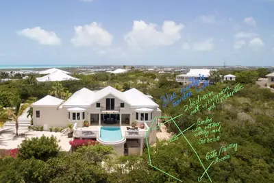 Image de Caicosverde Amazing Garden 2 Bedrooms Suite with Living Room and Kitchenette.