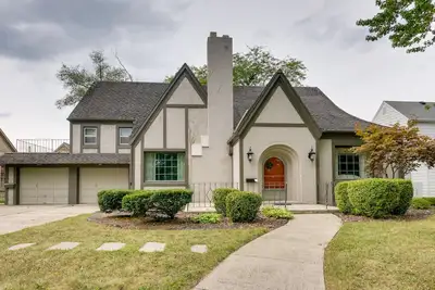 Image de Historic Auburn Home w/ Theater & Yard!