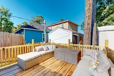 Image de Charming dog-friendly home with a private pool spa, hot tub, and firepit
