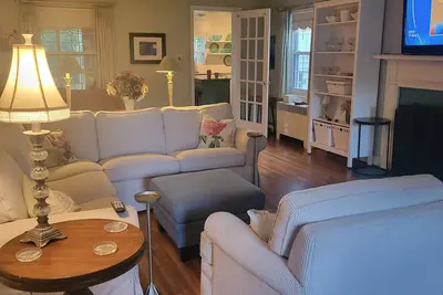 Image de Spacious 3 bedroom, 2 full baths, hot tub, fireplace, full kitchen, outside deck