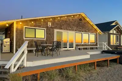 Image de Beachfront home with ocean-view hot tub & wood-burning fireplace - dog-friendly