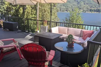 Lake Samish Cozy Retreat with the comforts of home. Huge deck, amazing views!