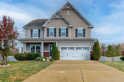 Image de Pleasant White Plains home with in-home gym, game tables, & jetted tub