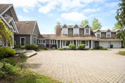 Image de Rita's Retreat: The Bachelor ~ Indoor Saltwater Pool ~ with Lake View!