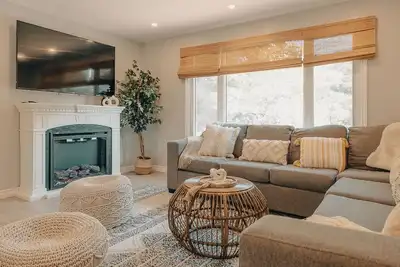 Hideaway Bungalow Retreat w/ Privat Hot Tub & Fire Table + Fire Pit!