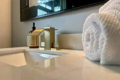 Image de 2 Bed Apartment w/Fireplace