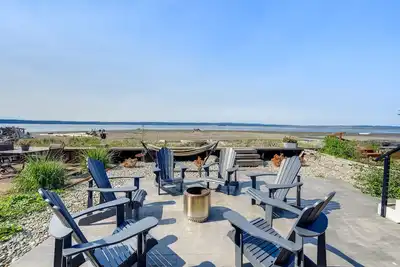 Image de Coastal Pnw Home on Swimmable Beach w/ Hot Tub!
