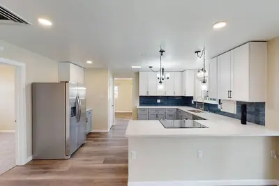 Image de Beautiful Remodeled Single Family Home Near Freeway Access Shopping and Dining