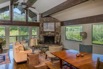 Cozy ski retreat in National Forest  minutes from Sun Valley and restaurants.