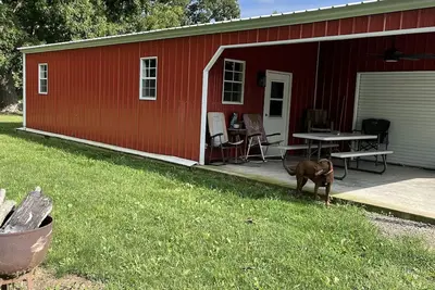 Image de Charming Little Red Shed in the Country