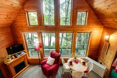 Image de Idyllic Little Bass Lake Cabin with Fire Pit!