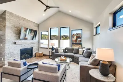 Image de Ski-In/Out Home w/ Hot Tub in Granby Ranch Resort!