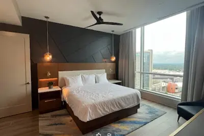 Steps from Centennial Park. Atl Studio, beautiful views. Downtown fun awaits!