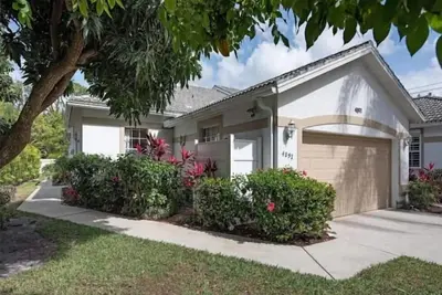 Image de Park Shore Naples 3 bed 2. 5 bath Villa near beach!