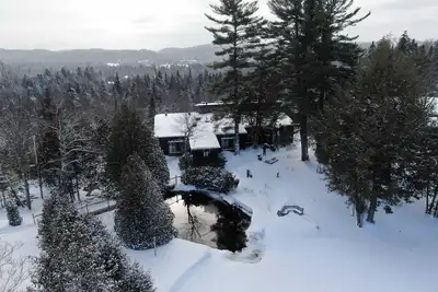 Découvrez une vie confortable au bord du lac dans votre charmante retraite! 🌲🏞️