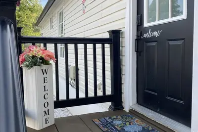 Image de Loera’s Inn\nLocated right off 95 exit Dumfries, 12 minutes from Quantico, Va.