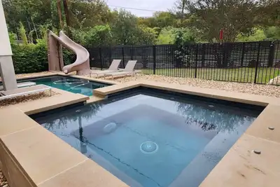 Image de central contemporary w/ Pool and Spa