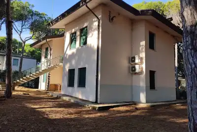 Image de Appartement de vacances dans une maison de quatre familles dans une pinède