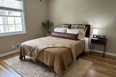 Image de \"That 70s House\" in Downtown Alpharetta - Full of 70s Charm in a Dream Location